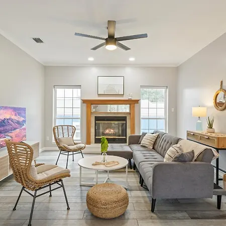 The Coastal Cottage, Steps From The Beach